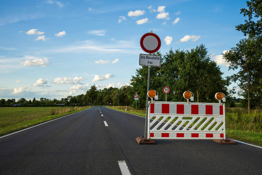 Eine Landstrasse ist wegen Bauarbeiten gesperrt