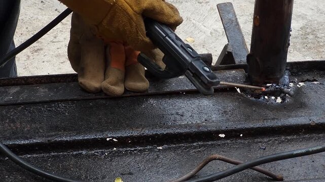 Welding electrode sticking to iron surface due to low amperage setting