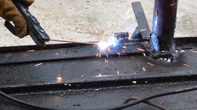 Smoothly guiding welding electrode to weld flat iron bar onto door frame