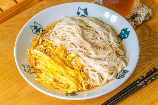 夏の定番料理 錦糸卵を添えたさっぱりそうめん