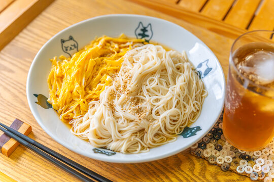 夏の定番料理 錦糸卵を添えたさっぱりそうめん
