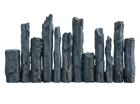 Une rang&eacute;e de piliers en pierre naturelle grise aux textures rugueuses dispos&eacute;s verticalement sur un fond blanc pur, &eacute;voquant une ligne d'horizon urbaine abstraite ou une formation g&eacute;ologique.