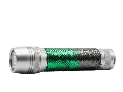 Une torche &eacute;lectrique moderne avec un corps scintillant de paillettes vertes et noires, pos&eacute;e horizontalement sur un fond blanc pur, offrant un &eacute;clairage potentiel.