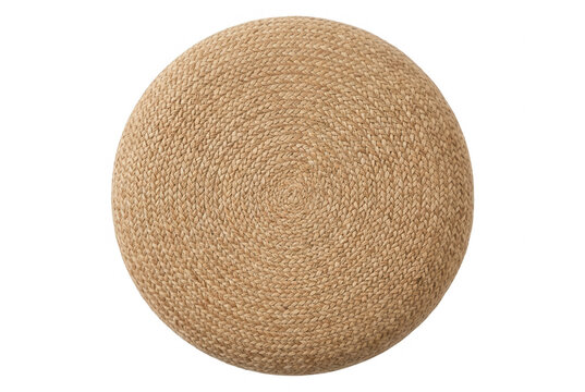 Puff redondo de fibra natural de juta tran&ccedil;ada isolado no fundo branco, vista superior de um assento r&uacute;stico e ecol&oacute;gico.