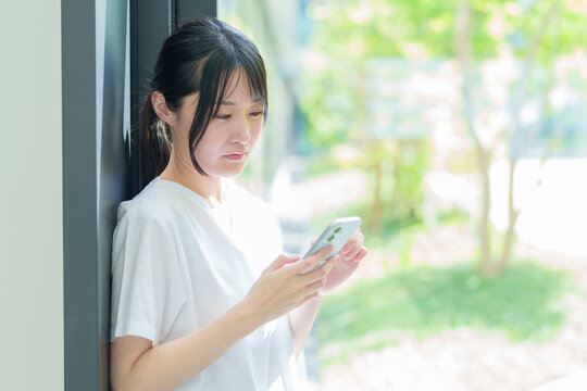 スマートフォンを使う看護師の女性