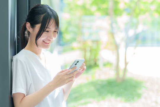 スマートフォンを使う看護師の女性