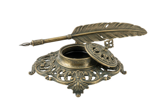 Ein antikes Tintenfass aus Bronze mit einem passenden Federkiel, das auf einem kunstvoll verzierten Sockel mit Ornamenten ruht und vor einem rein wei&szlig;en Hintergrund isoliert ist, ideal f&uuml;r