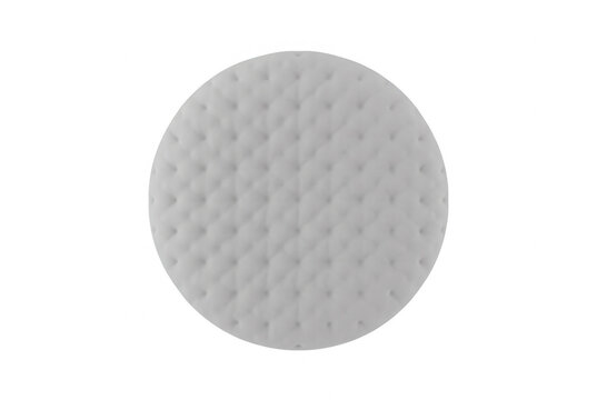 Ein einzelnes, wei&szlig;es, rundes Wattepad mit einer gepr&auml;gten, strukturierten Oberfl&auml;che, isoliert auf einem rein wei&szlig;en Hintergrund, ideal f&uuml;r Hautpflege, Kosmetik und t&auml;gliche Reinigungsroutinen.