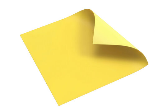 Ein einzelnes gelbes quadratisches Papier mit einer elegant umgebogenen Ecke auf wei&szlig;em Hintergrund, perfekt als Vorlage f&uuml;r Notizen und Memos.
