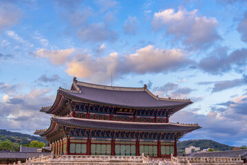 Obraz premium The most beautiful Viewpoint gyeongbokgung palace, panoramic, tourist attractions in the city park of seoul City, Asia business concept image,panoramic modern cityscape building in korea. 