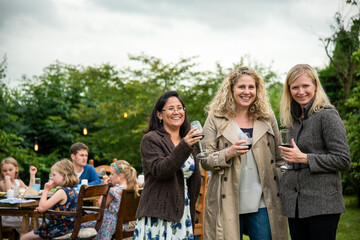 Obraz premium Outdoor gathering with friends smiling