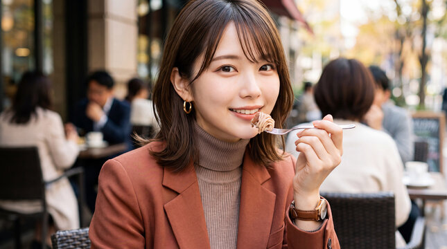カフェのテラス席でモンブランケーキを美味しく食べる女性（秋のスイーツ・ご褒美・カフェ巡り）