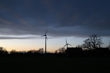 Obraz premium wind turbine at sunset