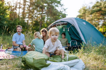 Naklejka premium Happy family spending time together during summer camping trip.