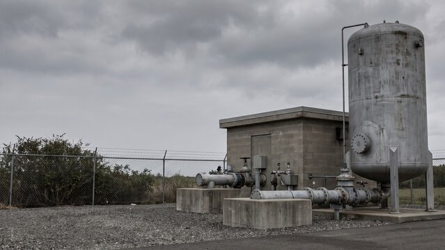 Water surge protection vessel beside a pumping station