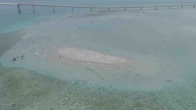 宮古島ユニの浜　曇り空の下ドローンが旋回して撮影したLog動画素材（夏）