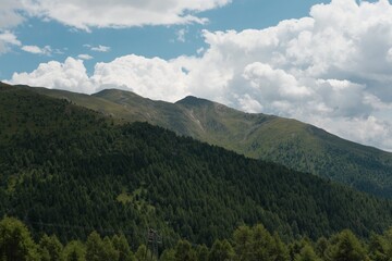 Fototapeta premium Green Mountain Range Under Cumulus Clouds