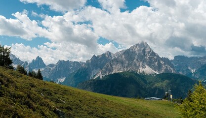 Obraz premium Snow-Capped Mountain Peaks with Dramatic Clouds