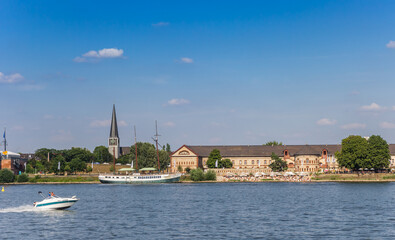 Obraz premium Speedboat going fast over the river Rhine in Mainz, Germany