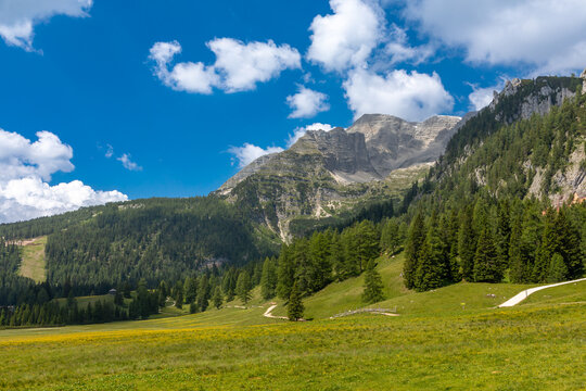 Blick &uuml;ber die Wurzeralm auf Warscheneck und Toter Mann, &Ouml;sterreich