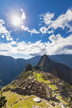 Peru, Andes, Urubamba Valley, Machu Picchu with mountain Huayna Picchu