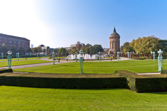Germany, Baden-W�rttemberg, Mannheim, Tourist at Wasserturm water tower