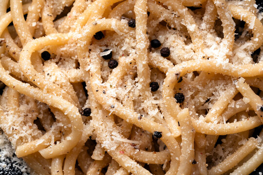 Primo piano di Pici Cacio e Pepe, tipica Pasta Italiana 
