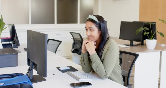 Lifestyle videos indoor of people doing activities at office, using smartphone and smiling, woman si