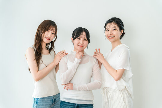 透明感のあるナチュラルな美しさと笑顔の女性3人