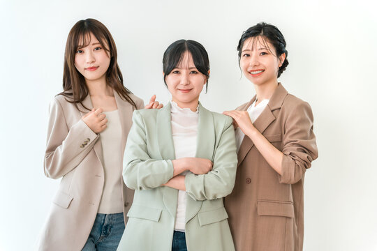 笑顔で肩を寄せ合う働く女性,ビジネスウーマン3人のチーム