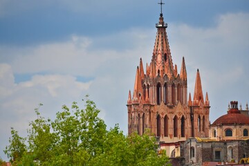 Naklejka premium Landscape with scenic view of the neo-Gothic Parroquia de San Miguel Arcángel and the Centro Cultural Ignacio Ramirez in San Miguel de Allende, Guanajuato Mexico.