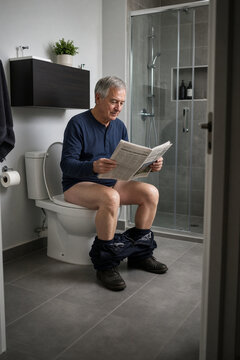uomo seduto su water wc bisogni bagno 