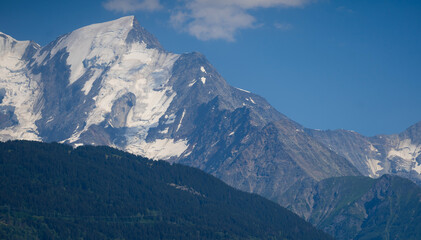 Obraz premium Snowy peak of Montblanc mountain 