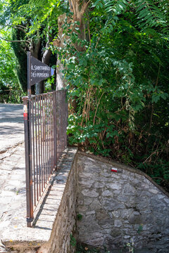 Angolo di passaggio presso il borgo storico di Pennabilli in estate 