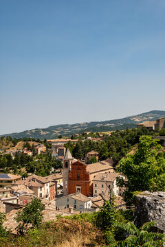 Il duomo di Pennabilli o Cattedrale di San Leone visto dall'alto del paese in estate 