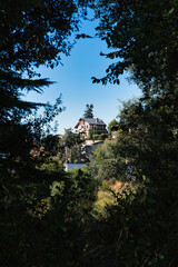 Haus in Spanien eingerahmt von Bäumen