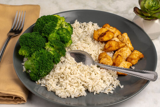 chicken bites  served with rice and broccoli