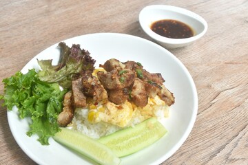 Fototapeta premium grilled pork dipping spicy chili tamarind Thai sauce with fried cream egg omelet and vegetable salad on rice in plate
