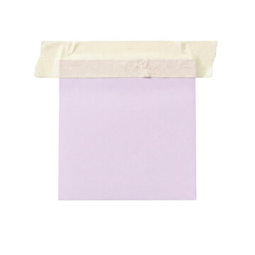 Un foglio di carta quadrato color lavanda fissato con nastro adesivo di carta su uno sfondo bianco pulito, ideale come spazio di copia per messaggi, note, appunti o elementi grafici di design
