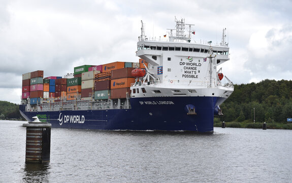 Containerschiff DP WORLD LONDON im Nord-Ostsee-Kanal