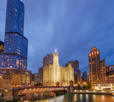 Scenic view of downtown Chicago during sunset