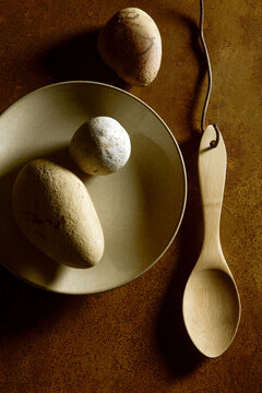 manger l&eacute;ger , pierres , galets , assiette garnie , vision ,cuill&egrave;re  en bois , bambou , couleurs chaude , l&eacute;g&egrave;ret&eacute; , composition ,minimalisme , mise en forme , ironie ,