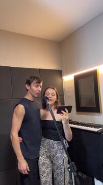casal cantando juntos 