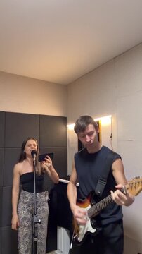 casal cantando juntos 