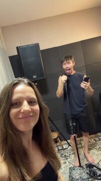 casal cantando juntos 