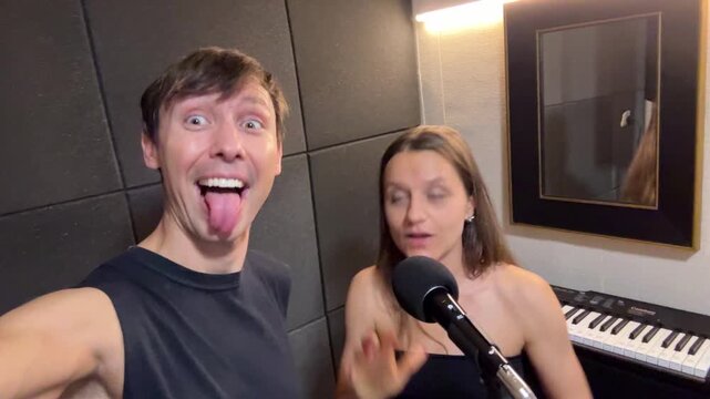 casal cantando juntos 