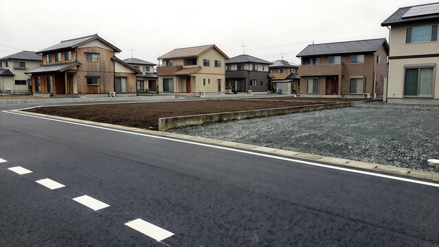 新しい道路に接道する造成地と住宅が建つ予定の土地
