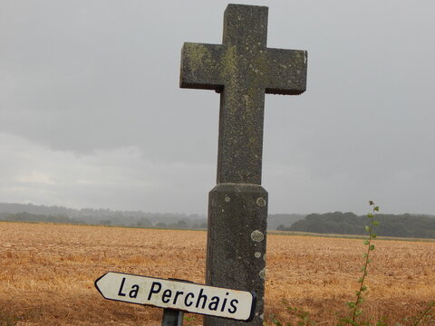 Croix de chemin dans la campagne sous un ciel d&rsquo;orage en &eacute;t&eacute;