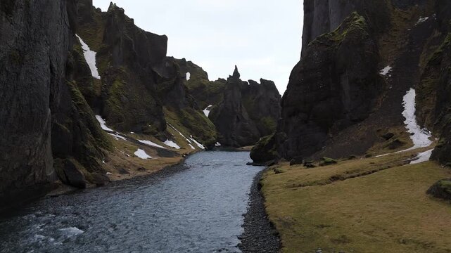 アイスランドの峡谷を流れる氷河の川、苔むした断崖をドローンで空撮（Iceland Canyon River Aerial 4K）
