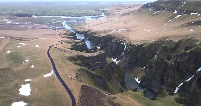 アイスランドの峡谷を空撮、蛇行する川と苔むした断崖（Iceland Canyon Aerial 4K）